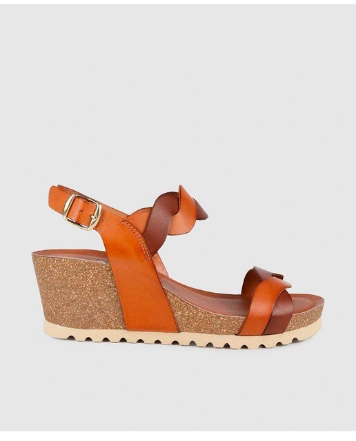Sandalias de cuña de mujer de piel en color cuero con cierre de hebilla ·  CHIKA10 · El Corte Inglés