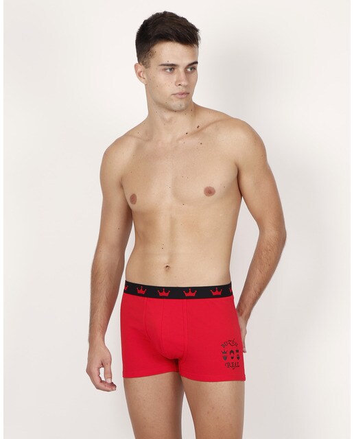 hombres en boxer rojos
