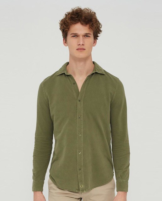 camisa color caqui hombre