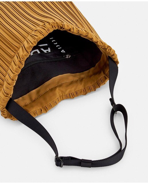 Mochila de mujer Adolfo Domínguez plisada en color mostaza · Adolfo  Dominguez · El Corte Inglés