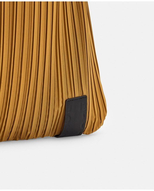 Mochila de mujer Adolfo Domínguez plisada en color mostaza · Adolfo  Dominguez · El Corte Inglés