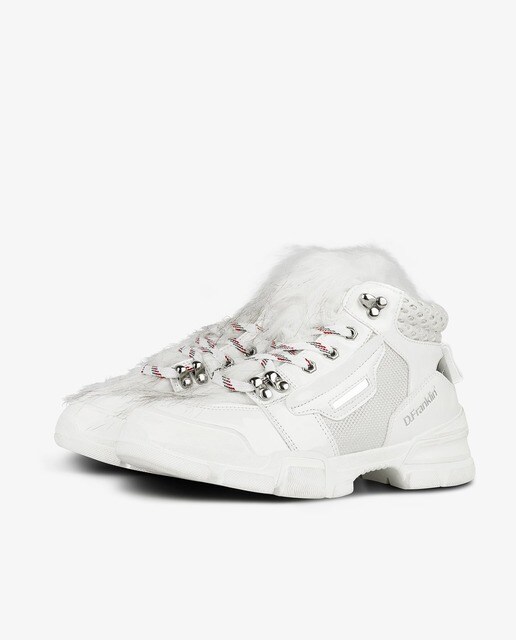 Zapatillas de deporte clásicas con detalle de charol en el Zapatillas de deporte clásicas con detalle de charol en el