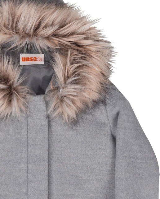 abrigo gris capucha pelo