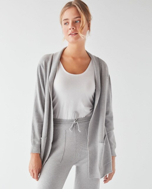 Chaqueta homewear de mujer en tejido de punto tricot y bolsillos delanteros  · Gisela · El Corte Inglés