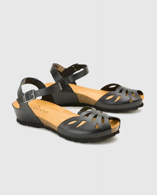 Sandalias de cuña de mujer de piel en color negro · Yokono · El Corte Inglés