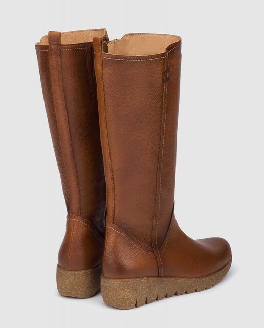 Botas de mujer de piel con cuña en marrón · Yokono · El Corte Inglés