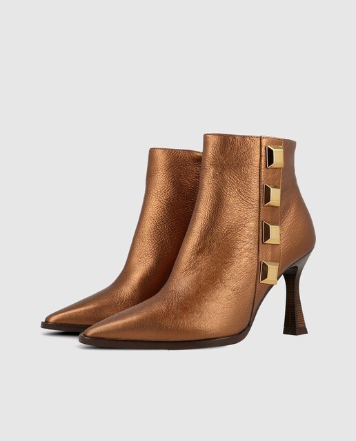 Botines de mujer en piel de color bronce y detalle de maxi tachas en color  oro claro · Lodi · El Corte Inglés