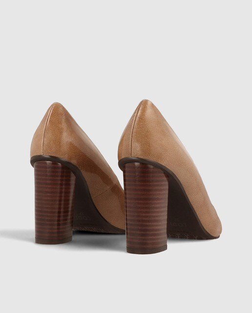 Zapatos de salón de mujer en charol de color beige y tacón cuadrado · Lodi  · El Corte Inglés