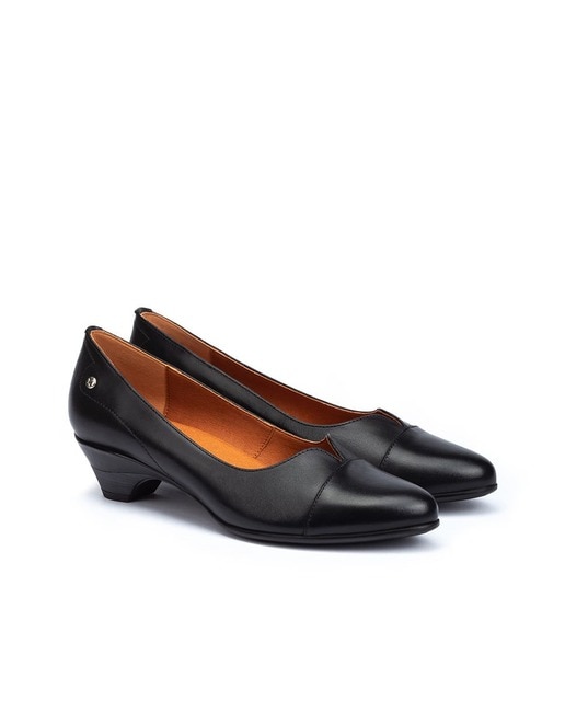 Zapatos de salón de mujer Pikolinos de piel con abertura en empeine en color negro · Pikolinos