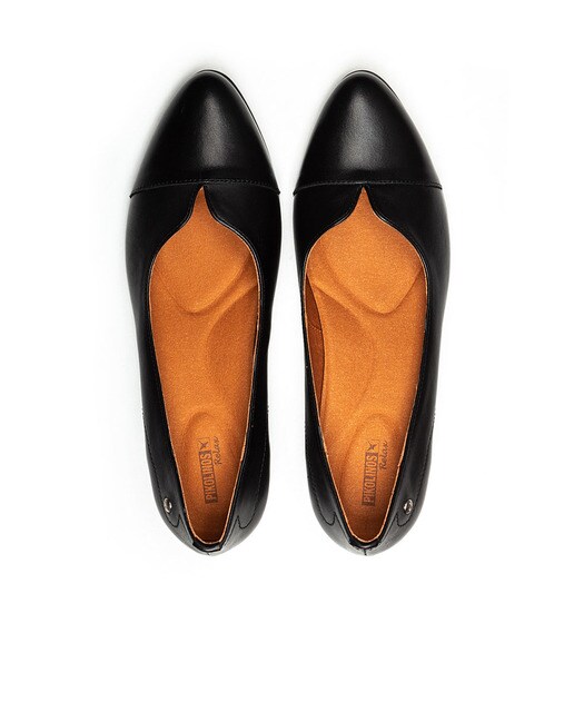 Zapatos de salón de mujer Pikolinos de piel con abertura en empeine en color negro · Pikolinos