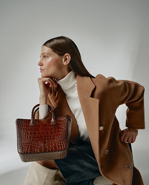 Bolso de mano con asa larga Leandra en piel grabada de color marrón ·  Leandra · El Corte Inglés
