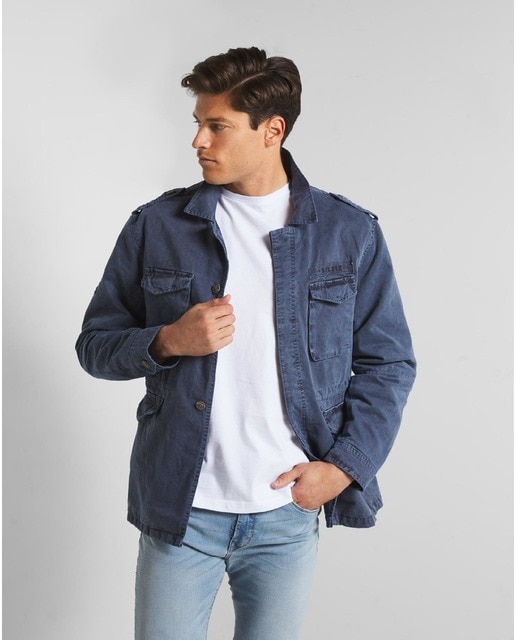 Chaqueta militar desgastada piedra