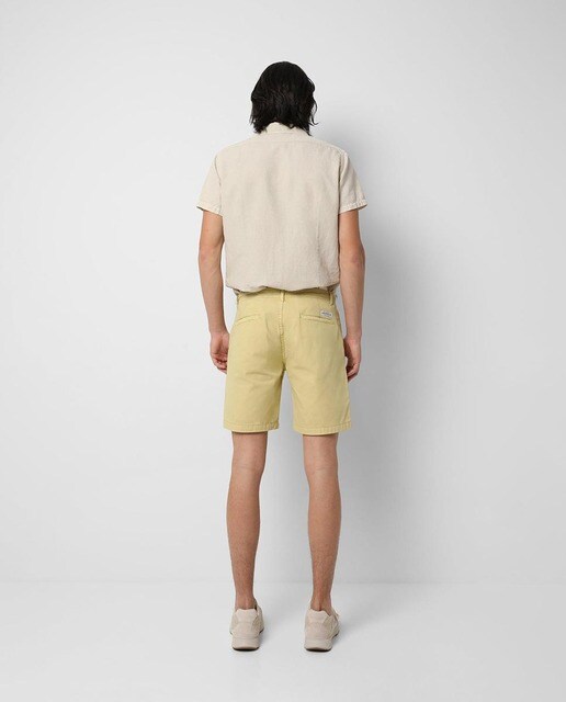 Bermuda de hombre lisa en color mostaza · Scalpers · El Corte Inglés