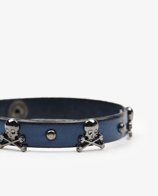 Pulsera de mujer de piel en azul con calaveras metálicas y tachuelas ·  Scalpers · El Corte Inglés