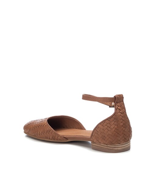 Zapatos planos de mujer de piel color camel con cierre de hebilla · Carmela  · El Corte Inglés