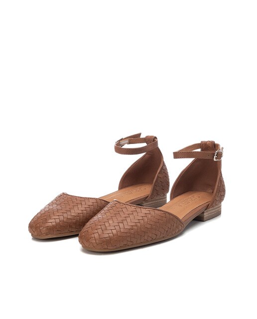 Zapatos planos de mujer de piel color camel con cierre de hebilla · Carmela  · El Corte Inglés