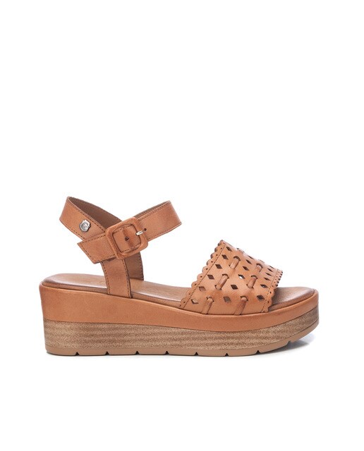 Sandalias de cuña de mujer de piel color camel con cierre de hebilla ·  Carmela · El Corte Inglés