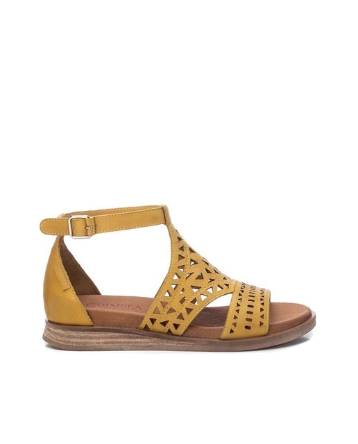 Sandalias planas de mujer de piel color amarillo con cierre de hebilla ·  Carmela · El Corte Inglés