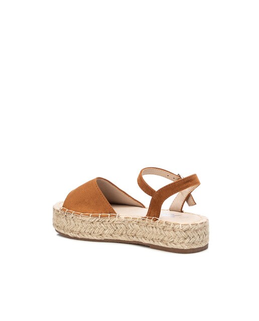 Sandalias de niña color camel con cierre de hebilla · Xti · El Corte Inglés