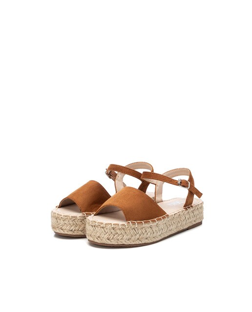 Sandalias de niña color camel con cierre de hebilla · Xti · El Corte Inglés