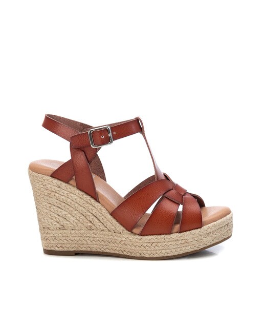 Sandalias de cuña de mujer color camel con cierre de hebilla · Xti · El  Corte Inglés