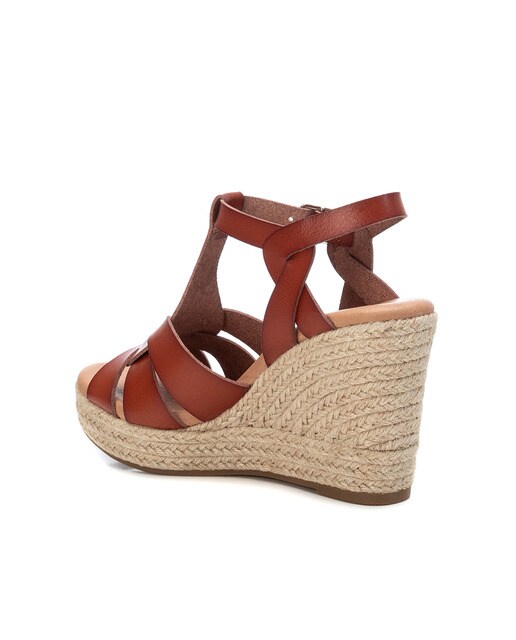 Sandalias de cuña de mujer color camel con cierre de hebilla · Xti · El  Corte Inglés
