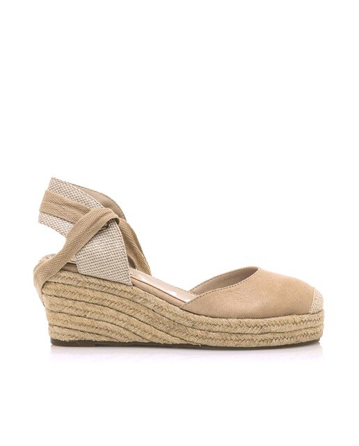 Sandalias de cuña de mujer color beige con puntera cerrada y piso en rafia  · Mustang · El Corte Inglés