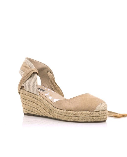 Sandalias de cuña de mujer color beige con puntera cerrada y piso en rafia  · Mustang · El Corte Inglés