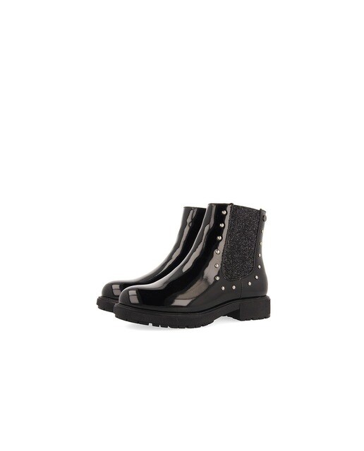 Botines de niña color negro de aspecto acharolado y detalle de tachas ·  Gioseppo · El Corte Inglés