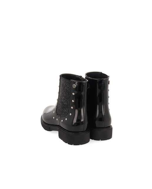 Botines de niña color negro de aspecto acharolado y detalle de tachas ·  Gioseppo · El Corte Inglés
