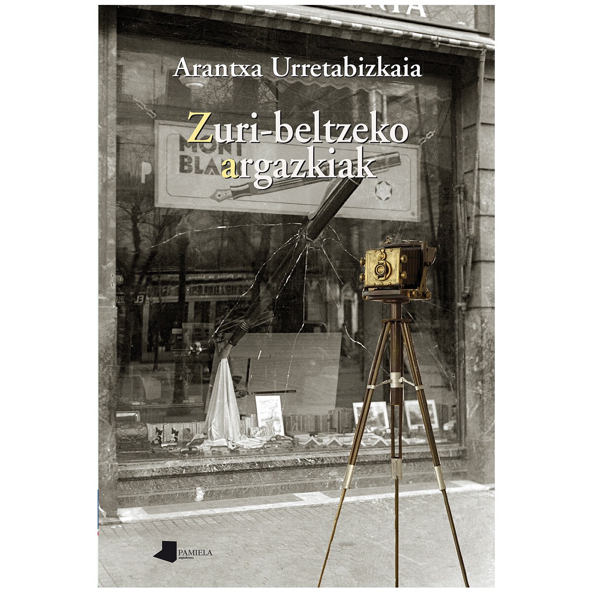 Zuri-beltzeko argazkiak (Capa mole com abas) 1