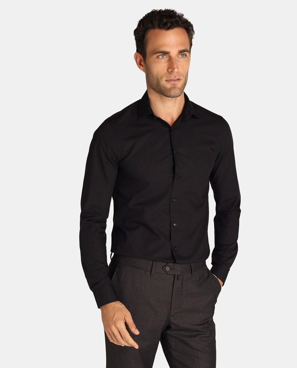 camisa negra entallada hombre