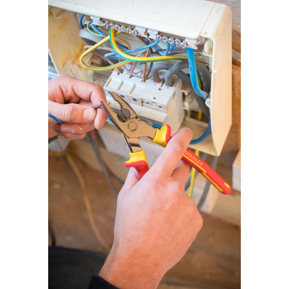 Alicate universal aislado 3