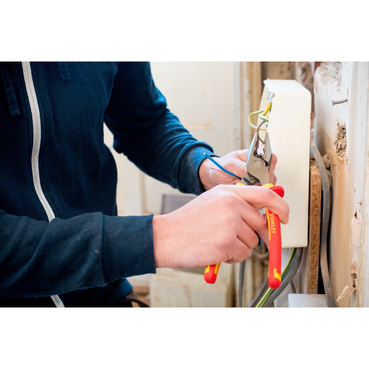 Alicate universal aislado 4