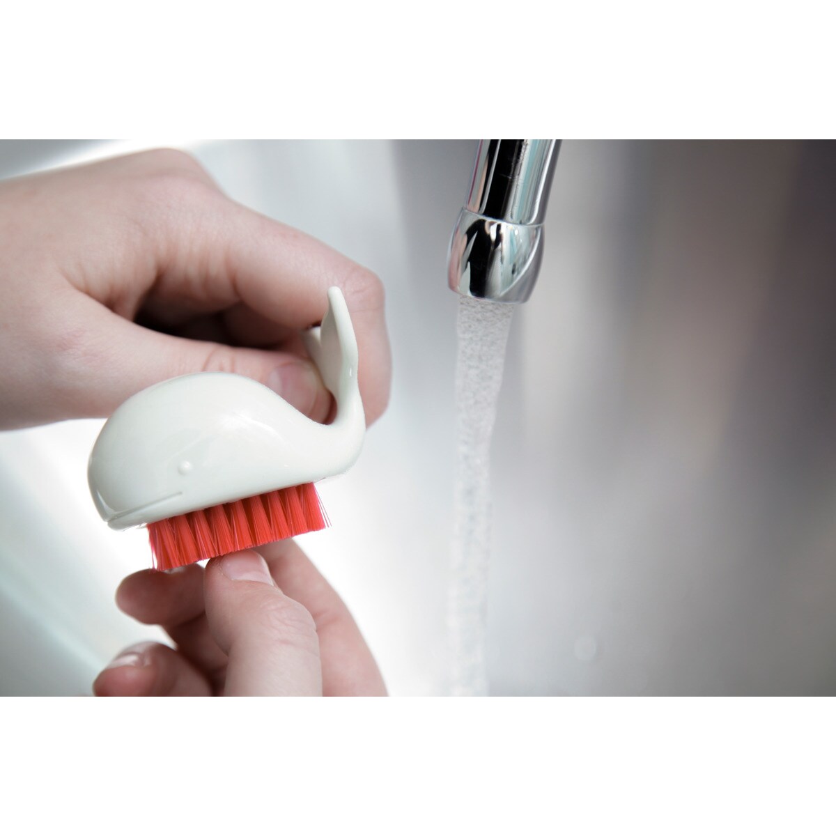 Cepillo de Uñas Kikkerland Ballena 2