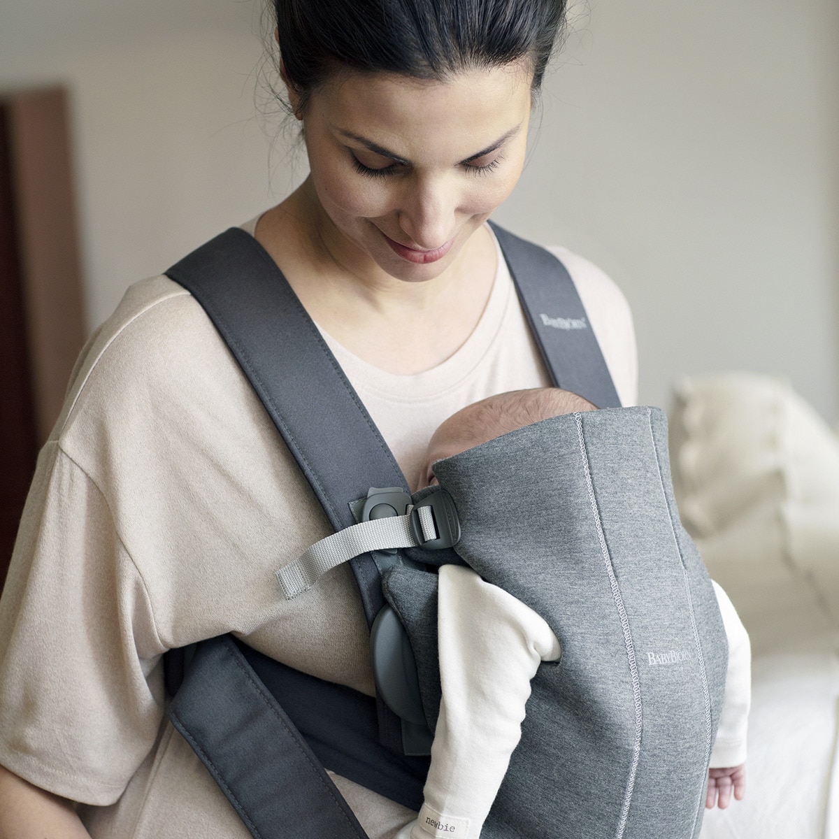Mochila Portabebés BabyBjörn Mini 3D Jersey gris oscuro · El Corte Inglés