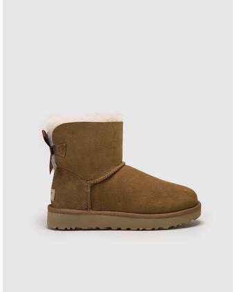 Botas de mujer UGG en piel marrón con adorno de lazo · UGG · El Corte Inglés