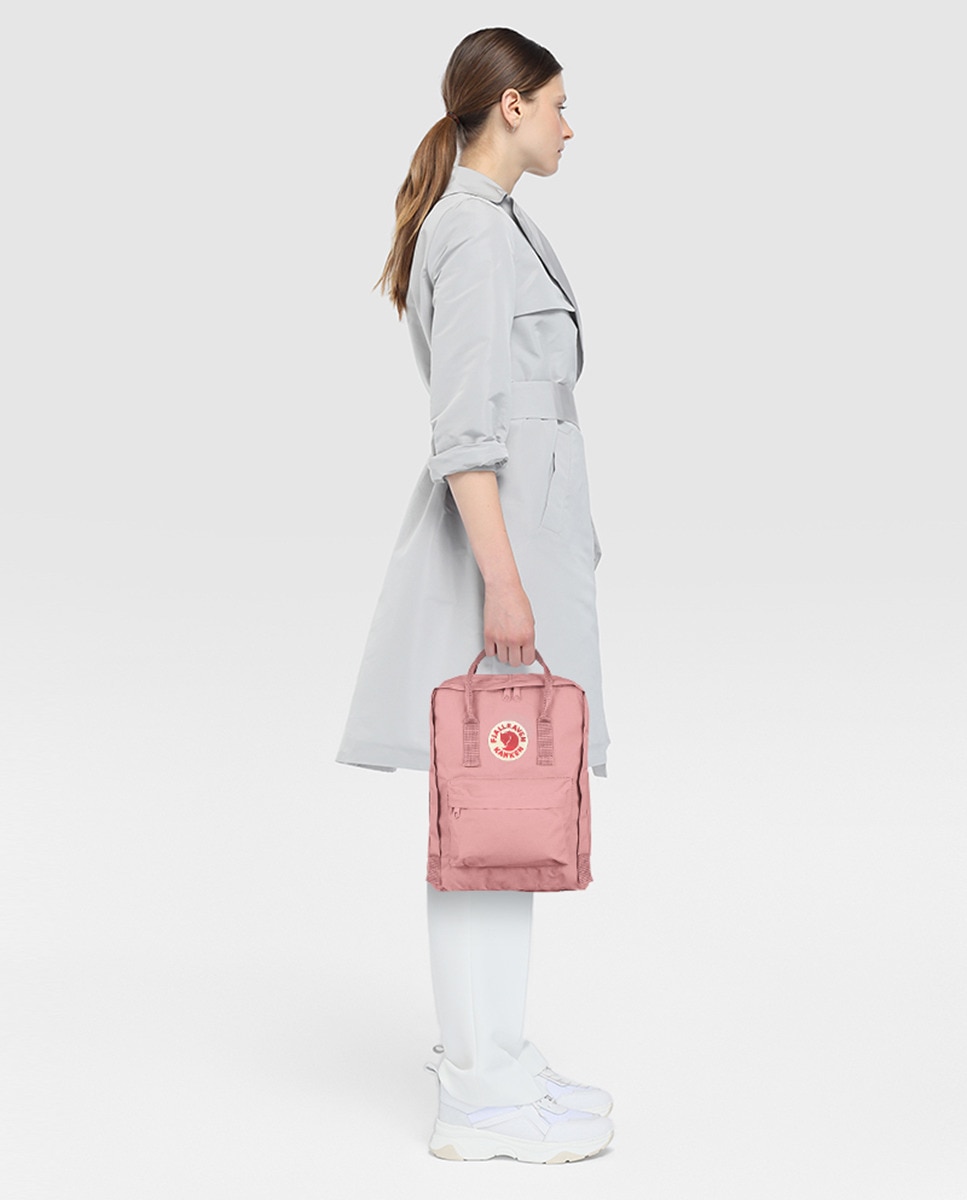 Mochila de mulher Fjällräven Kanken 23510 de vinil impermeável rosa com pormenor de logótipo Rosa-2
