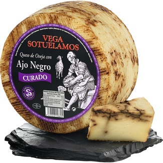 queso curado de oveja con ajo negro elaborado con leche pasteurizada peso aproximado pieza 3,3 kg - Vega Sotuelamos