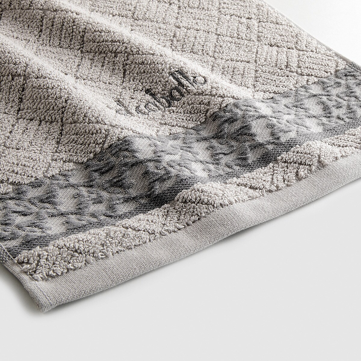 Toalla de baño algodón con bordado Salinas El Caballo · El Caballo · El