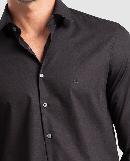 camisa negra lisa hombre