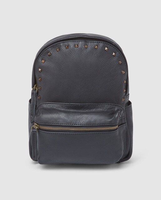 mochila negra tachuelas