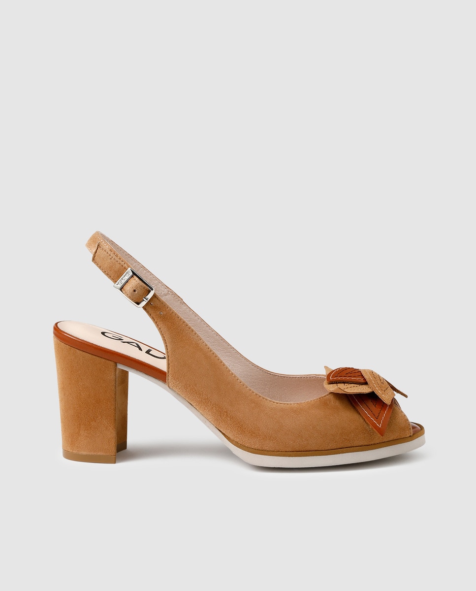Gadea - Peep Toe De Mujer En Ante Camel Con Adorno De Flor