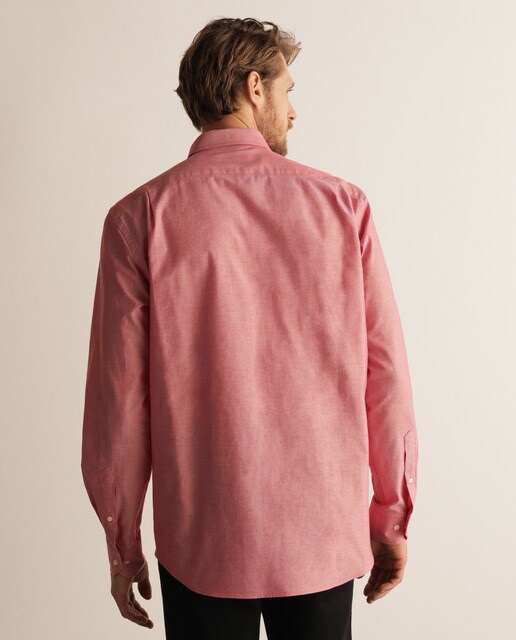 pantalon gris camisa roja hombre