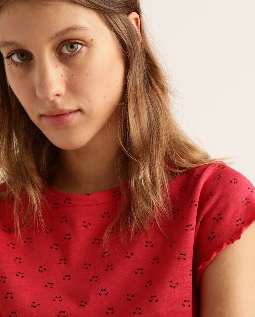 Camiseta de mujer bajo rizado y manga co