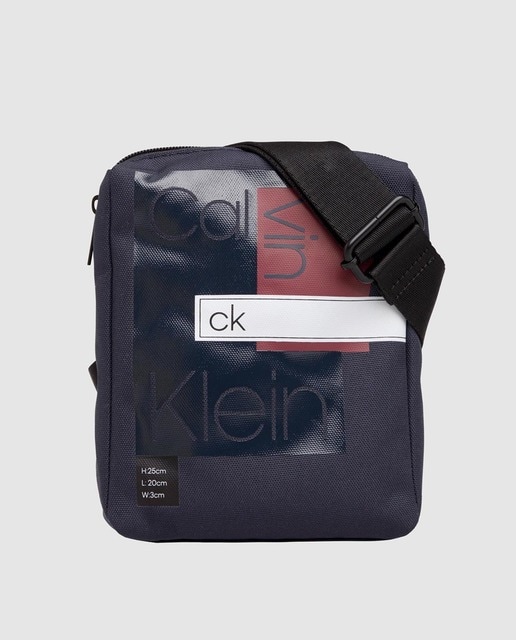 Bandolera pequeña de hombre Calvin Klein en azul marino con logotipo de la  marca · Calvin Klein · El Corte Inglés