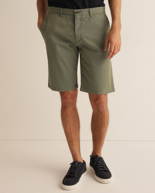 outfit bermuda verde hombre