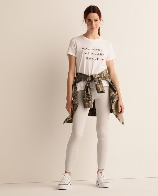 Camiseta de mujer con mensaje delantero