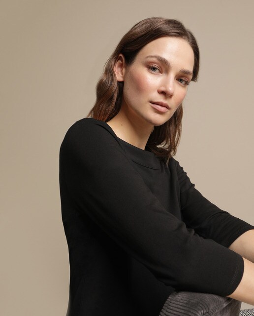 Camiseta de mujer con algodón y escote b