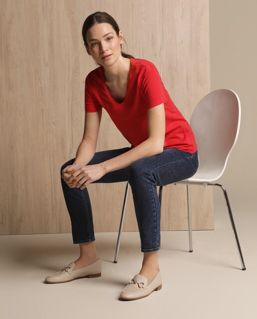 Camiseta de mujer con algodón y escote e